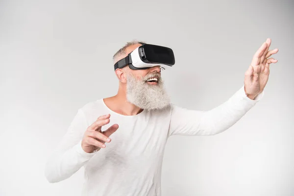 Uomo con auricolare realtà virtuale — Foto stock