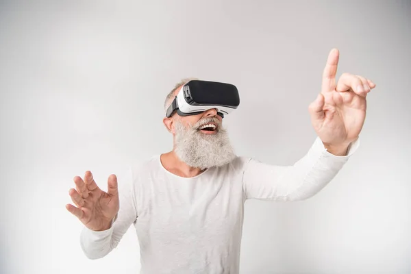 Uomo con auricolare realtà virtuale — Foto stock