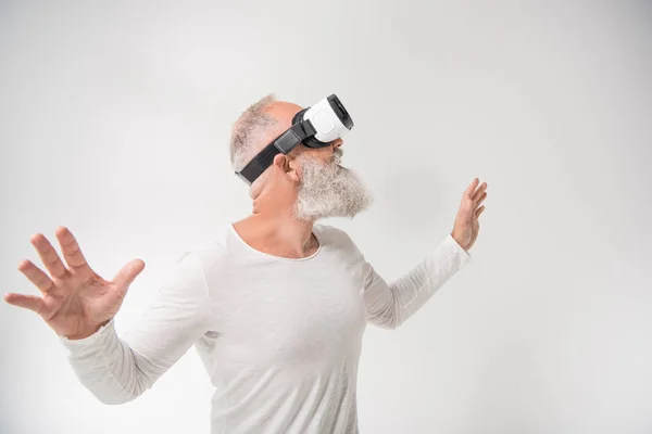 Uomo con auricolare realtà virtuale — Foto stock
