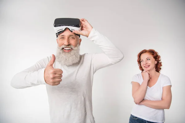 Hombre usando auriculares de realidad virtual - foto de stock