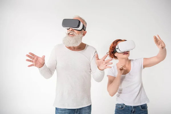 Casal usando fones de ouvido de realidade virtual — Fotografia de Stock