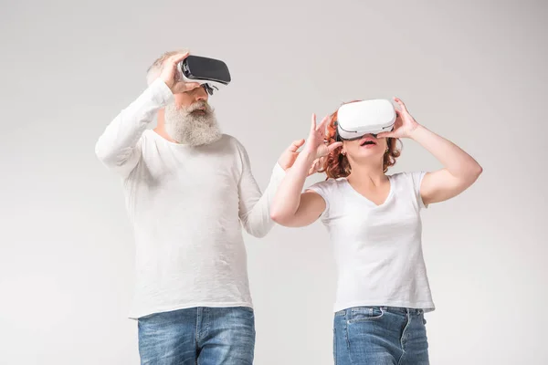 Casal usando fones de ouvido de realidade virtual — Fotografia de Stock