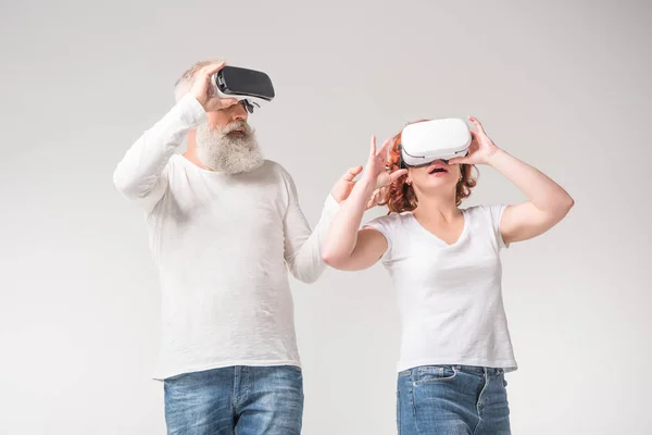 Couple using virtual reality headsets — Stock Photo