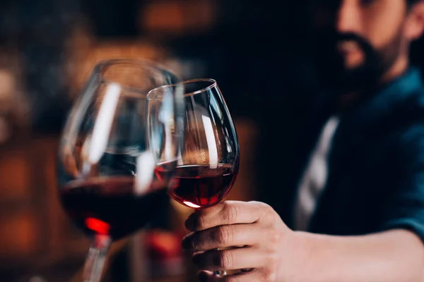Amici che bevono vino rosso — Foto stock