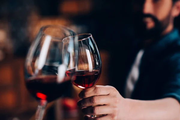 Amigos bebendo vinho tinto — Fotografia de Stock