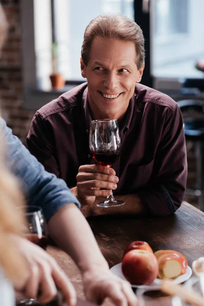 Mann trinkt Rotwein — Stockfoto