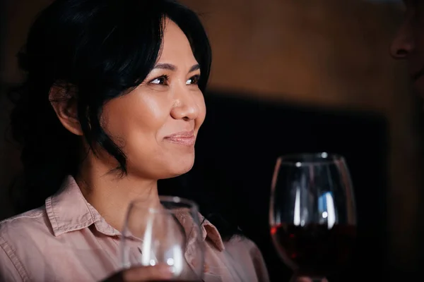 Frau trinkt Wein — Stockfoto