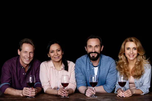 Amigos bebiendo vino - foto de stock