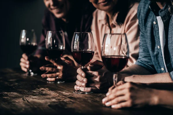 Amigos bebendo vinho tinto — Fotografia de Stock