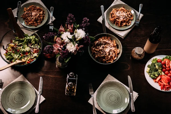 Mesa servida para la cena - foto de stock