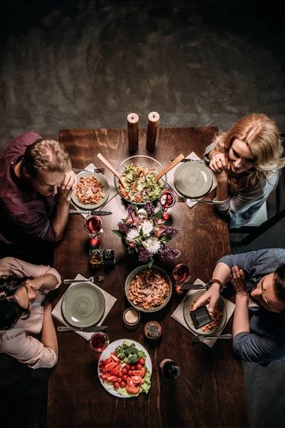 Amici che cenano — Foto stock