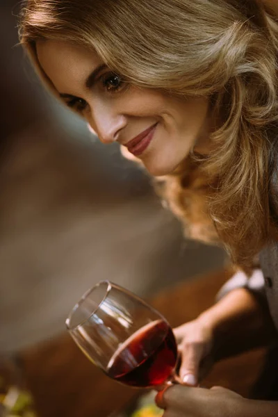 Donna che beve vino — Foto stock