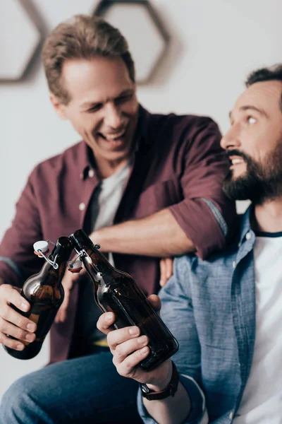 Hombres bebiendo cerveza - foto de stock