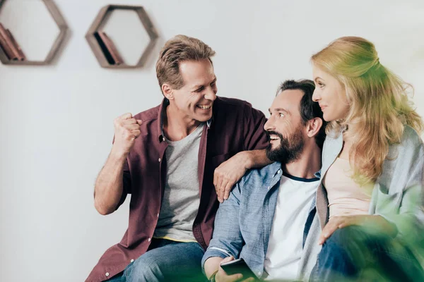 Friends using smartphone — Stock Photo