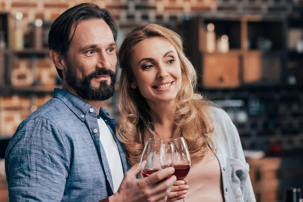 Pareja bebiendo vino - foto de stock