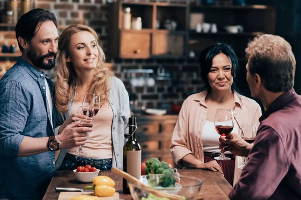 Amigos bebendo vinho — Fotografia de Stock