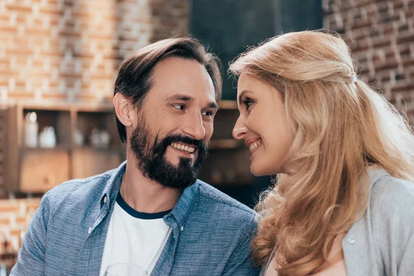 Feliz pareja de mediana edad - foto de stock