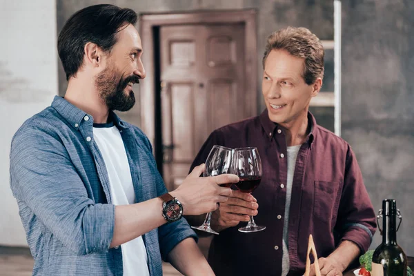 Hombres bebiendo vino - foto de stock