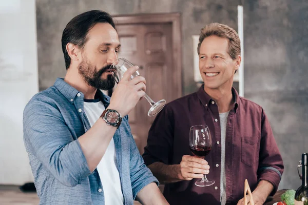 Мужчины пьют вино — стоковое фото
