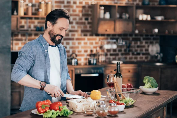 Hombre cocina ensalada de verduras - foto de stock