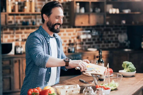 Hombre cocina ensalada de verduras - foto de stock