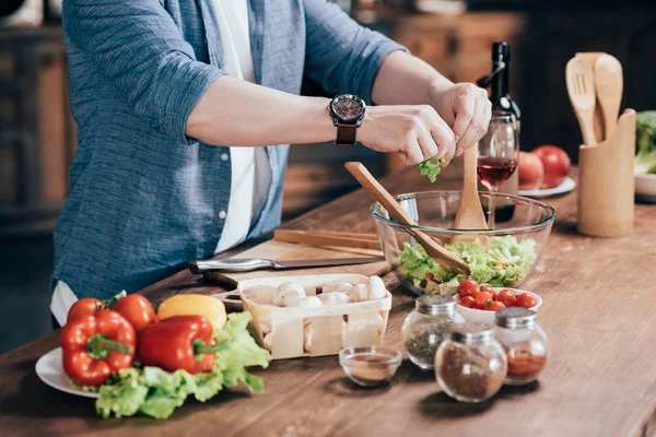 Homme cuisine salade — Photo de stock