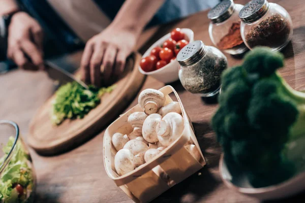 Mann kocht Gemüsesalat — Stockfoto