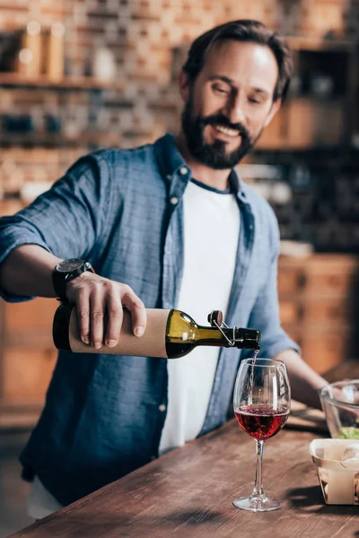 Homem derramando vinho — Fotografia de Stock