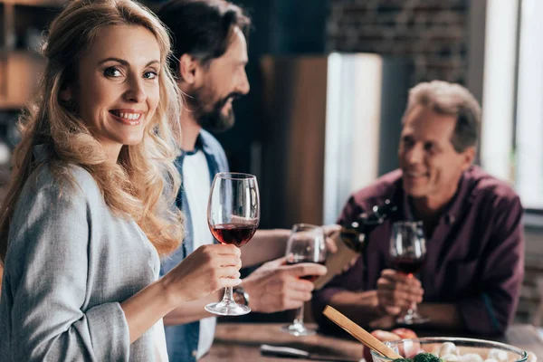 Amigos bebiendo vino - foto de stock