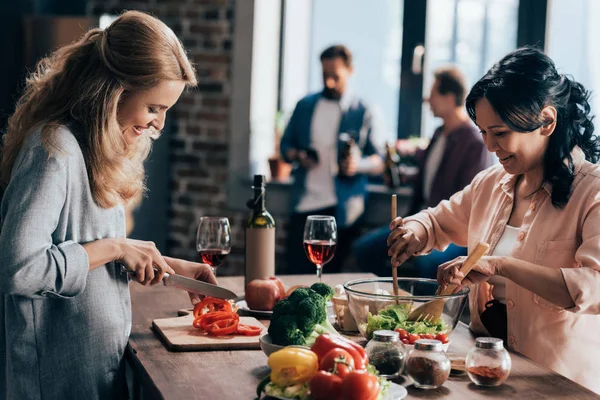 Friends preparing dinner together — Stock Photo