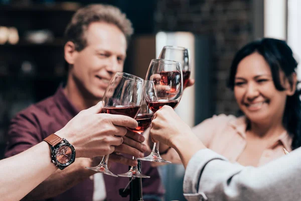 Друзі п'ють червоне вино — стокове фото