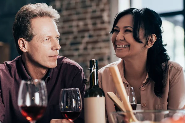 Paar trinkt Wein — Stockfoto