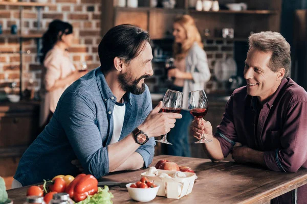 Чоловіки друзі п'ють вино — стокове фото