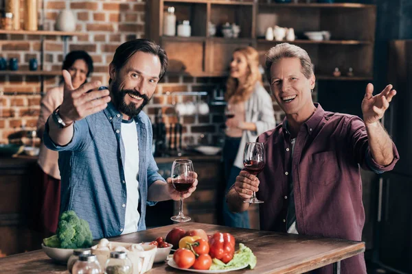 Amigos varones beber vino - foto de stock
