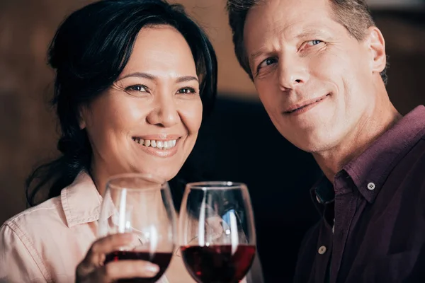 Pareja bebiendo vino - foto de stock