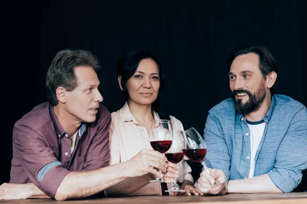 Amigos bebiendo vino - foto de stock