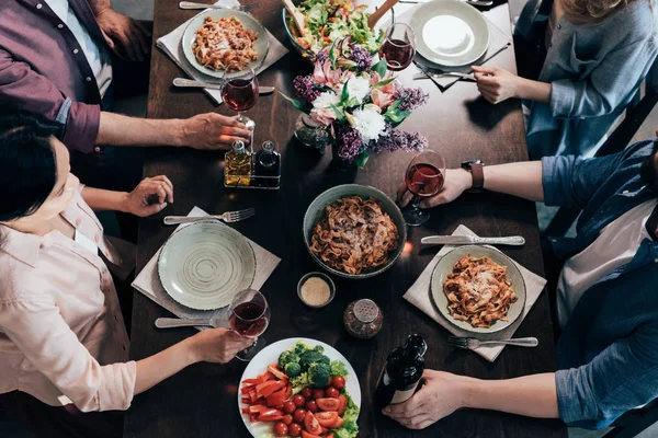 Freunde essen zu Abend — Stockfoto