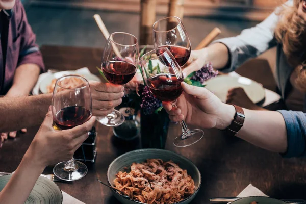 Amigos bebiendo vino en la cena - foto de stock