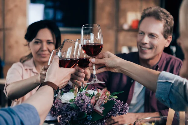 Amigos bebiendo vino en la cena - foto de stock