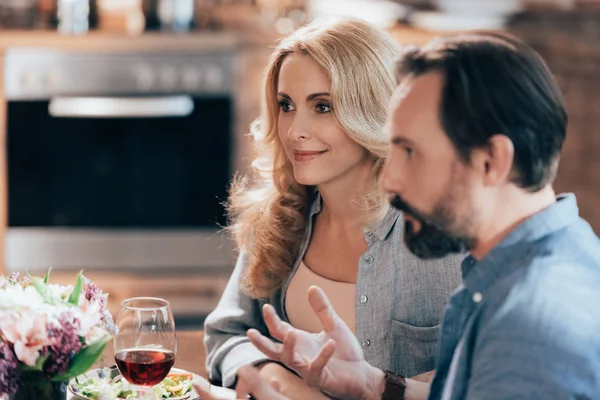 Couple parlant pendant le dîner — Photo de stock