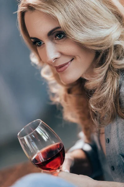 Donna che beve vino — Foto stock