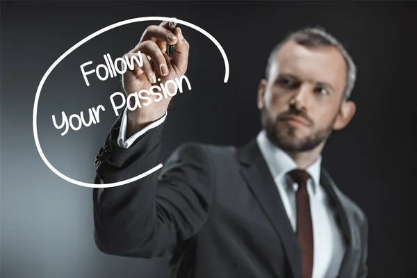 Hombre de negocios caucásico con pluma escritura frase inspiradora - foto de stock