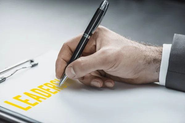 Hombre de negocios escribiendo ideas de negocios en papel - foto de stock