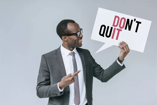 Hombre de negocios afroamericano con tarjeta en blanco - foto de stock