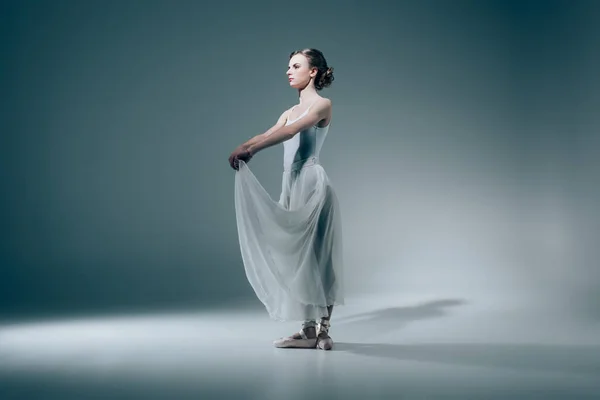 Elegante Ballerina posiert im weißen Kleid — Stockfoto