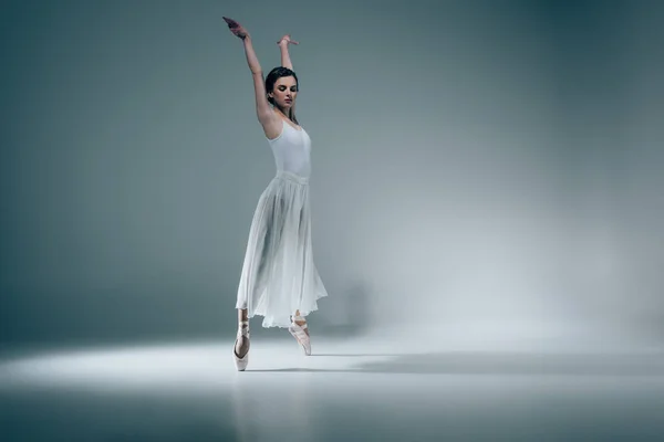 Balletttänzerin im weißen Kleid — Stockfoto