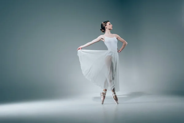 Bella ballerina elegante ballerina in abito bianco — Foto stock