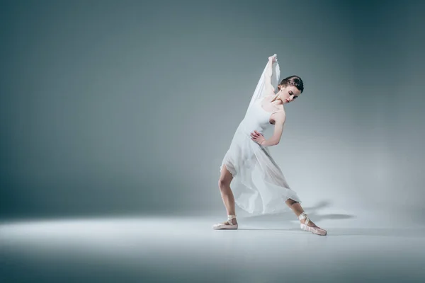 Élégante danseuse de ballet en robe blanche — Photo de stock