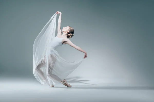 Atractiva bailarina bailando en vestido blanco - foto de stock