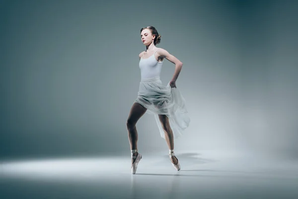Elegante Ballerina tanzt im weißen Kleid — Stockfoto